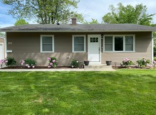 305 Cedar Ct, Streamwood, IL 60107