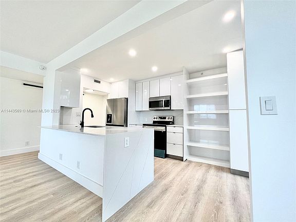 4th image of 4200 Hillcrest Dr APT 220