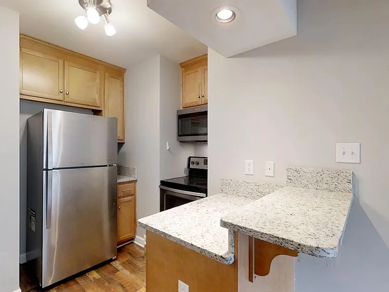 1555 W King St — Photo 38