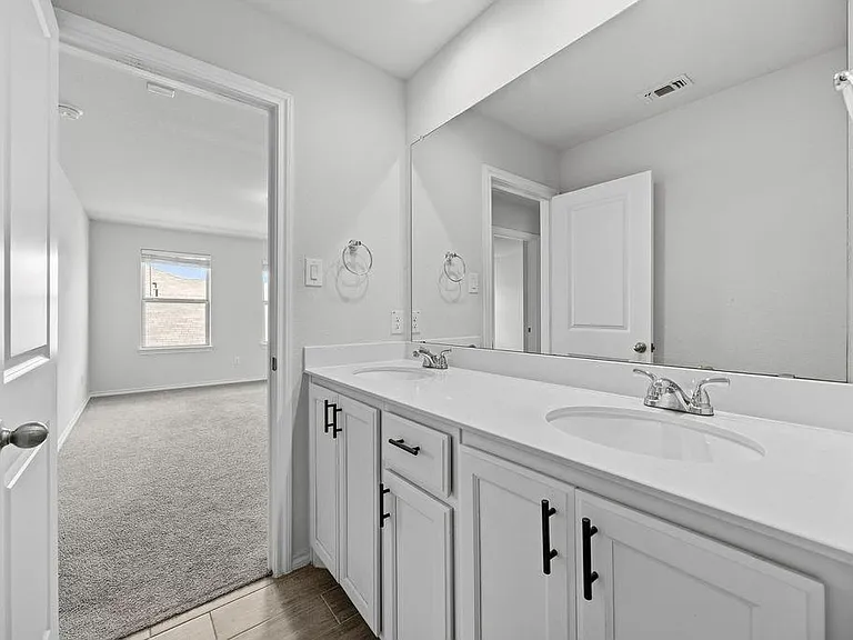 1024 Runnels Ln — Photo 12