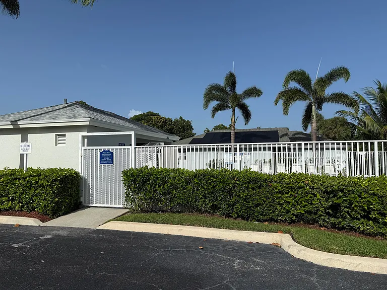 112 Sunset Blvd — Photo 6