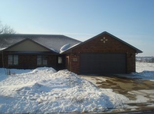 6384 Pawnee Ln, Dubuque, IA 52002
