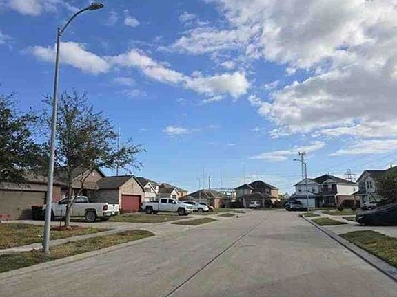 Exterior Neighborhood (street photo)
