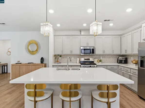 5 Brookdale Ct, Pittsburg, CA 94565