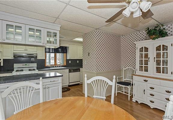 3rd image of 9 Ponds Edge Ct