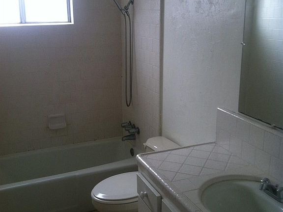 4th image of 3041 W Caldwell Ave