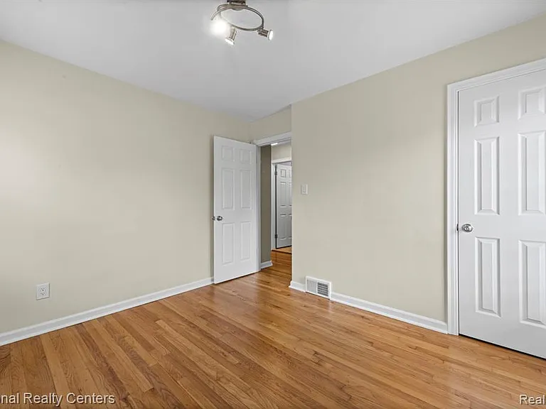 4521 Elmwood Ave — Photo 24