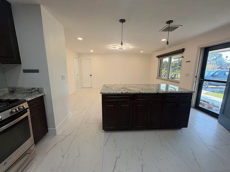 1125 Union St — Photo 10