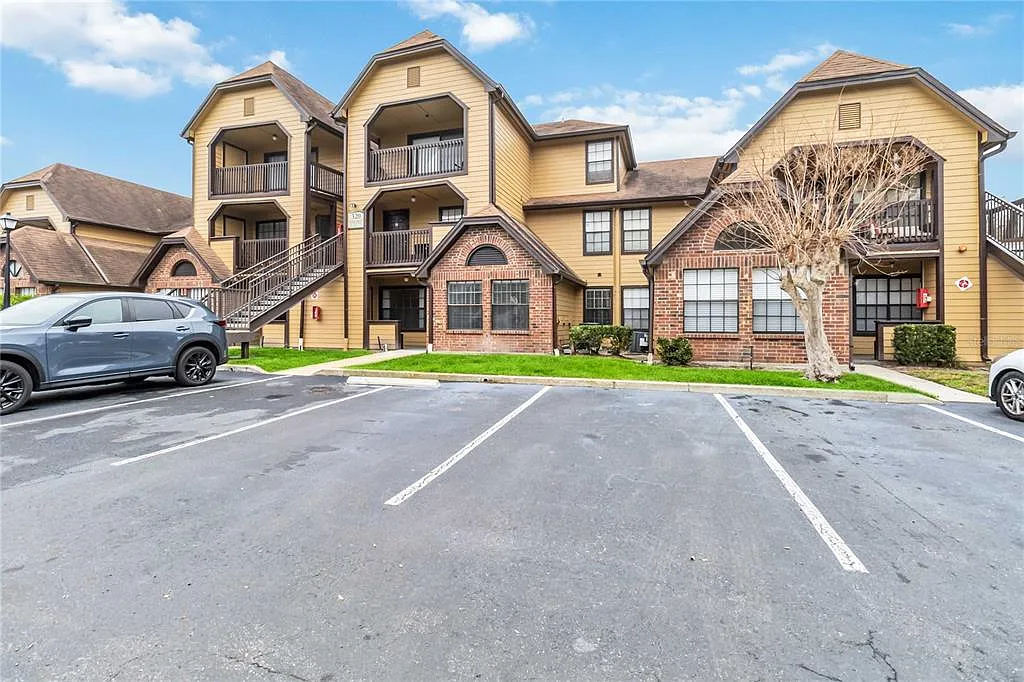 2 bed, 1.0 bath, 867 sqft, $1,600 — Photo 1