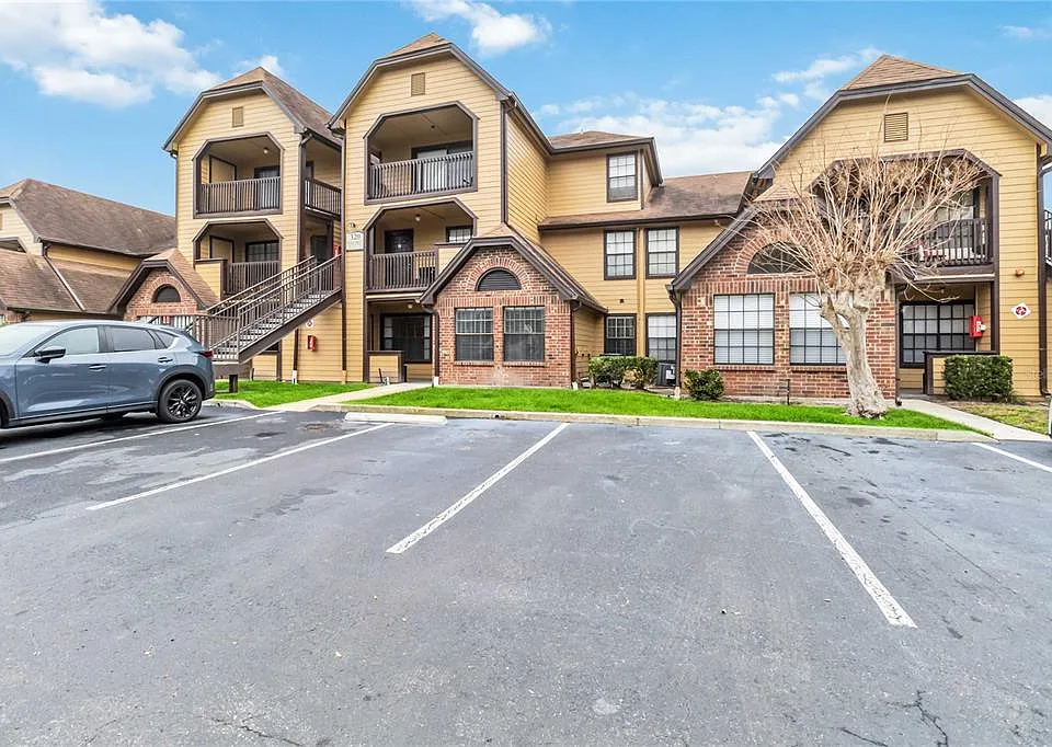 320 Black Oak Ct #107