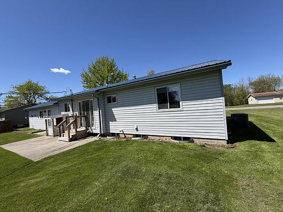 3rd image of 1900 Circle Dr