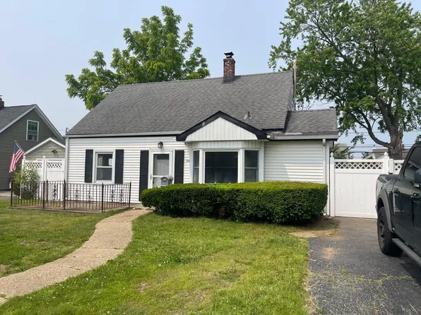 84 Rope Lane, Levittown, NY 11756