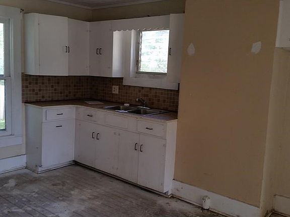 2nd image of 411 N Clairmont Ave