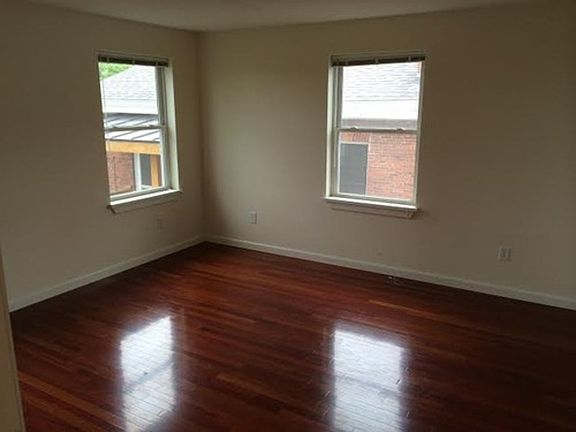 5th image of 323 College St Unit 4
