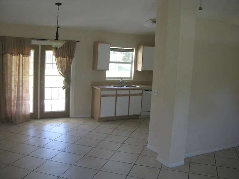 5525 NW North Lundy Cir — Photo 3