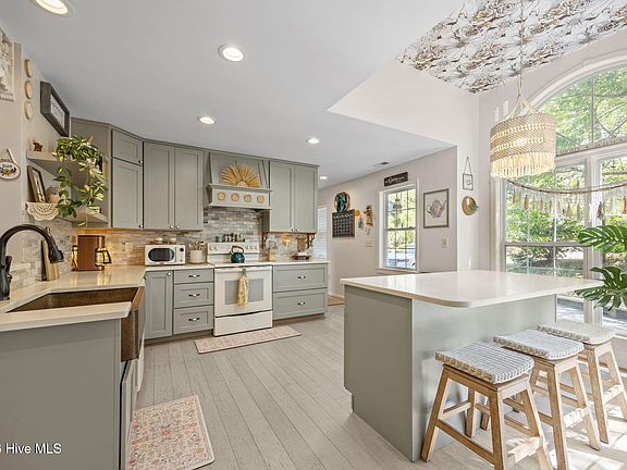 2nd image of 111 Mimosa Boulevard