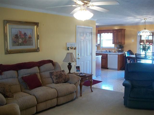 2nd image of 912 College St