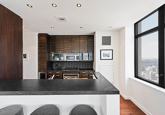 4th image of 101 W 24th St APT 32A