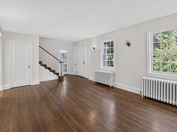 4th image of 4929 Macarthur Blvd NW