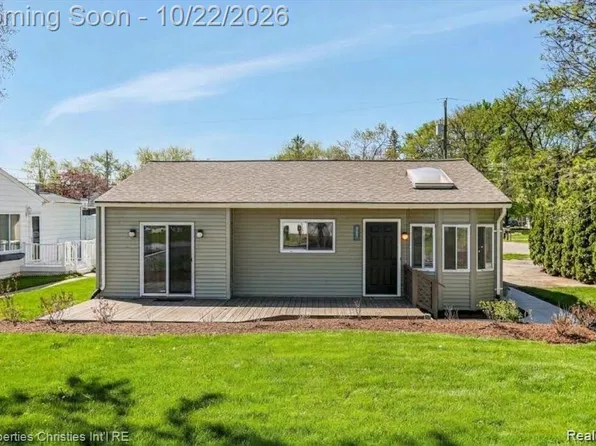 5299 Clinton River Dr, Waterford, MI 48327