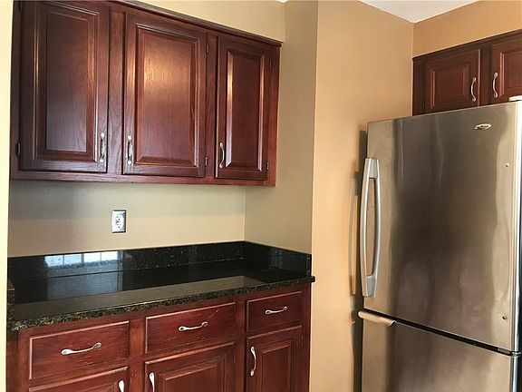 5th image of 60 Hawthorne Pl APT 11