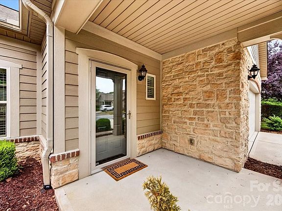 4th image of 4430 Parkgate Dr