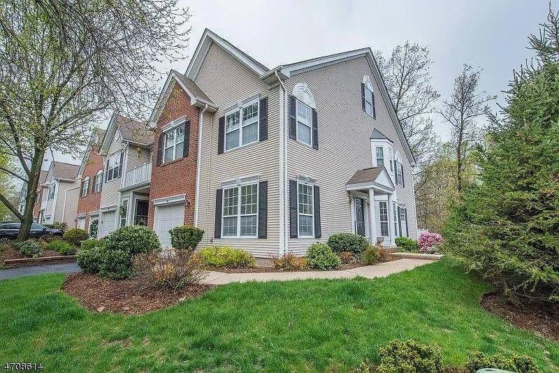 84 Constitution Way photo 1
