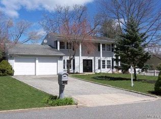 9 Grand Canyon Ln, Coram, NY 11727