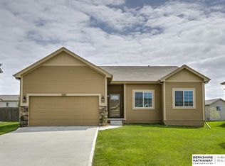 8625 S 69th St, Papillion, NE 68157