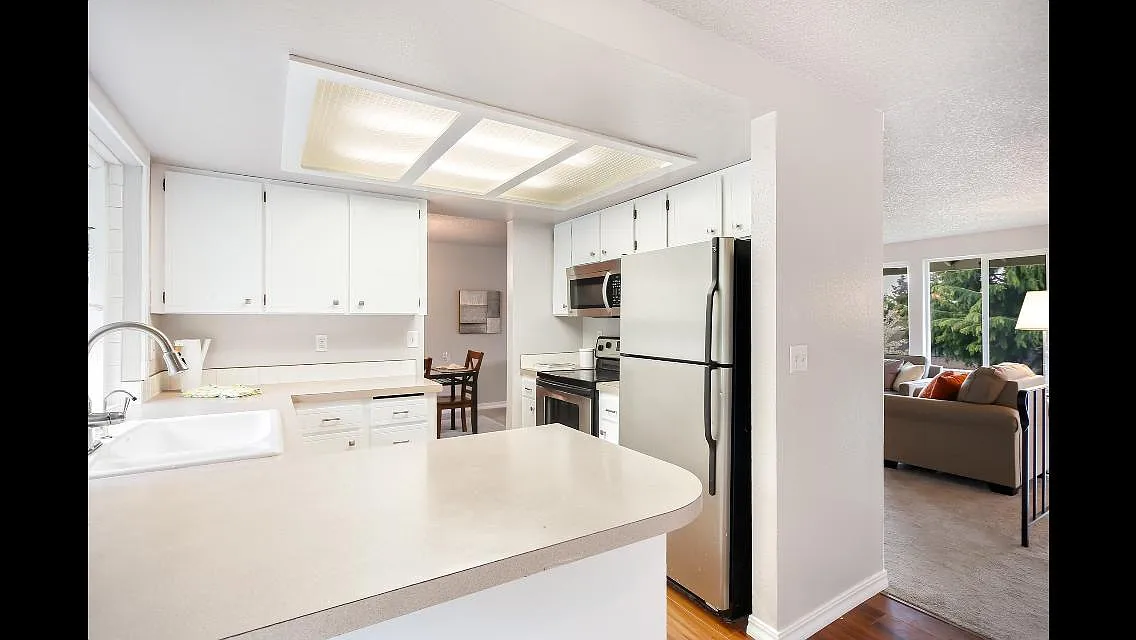 4 bed, 2.5 bath, 2290 sqft, $3,500 — Photo 2