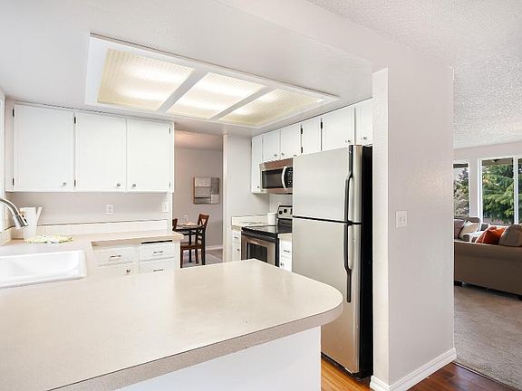 2nd image of 1512 Dayton Ct NE