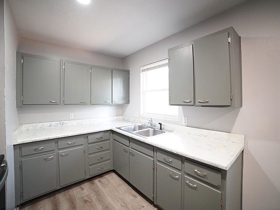 5th image of 411 Cambridge Dr