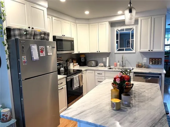 15 Third School St, Bristol, RI 02809