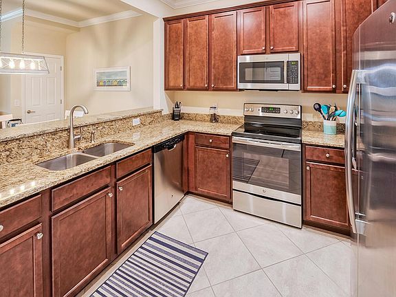 Large and comfortable working kitchen. Lots of granite counter space for preparing all of your dishes. Lit perfectly so you have lots of light to see what you are preparing no matter where you stand in the kitchen.