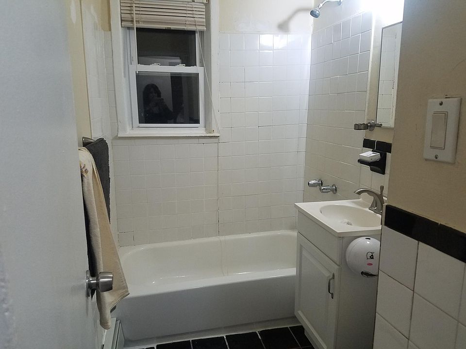 2nd image of 800 N Broadway