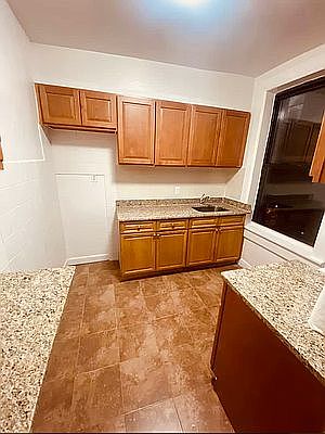 1st image of 28-14 Crescent St APT 6