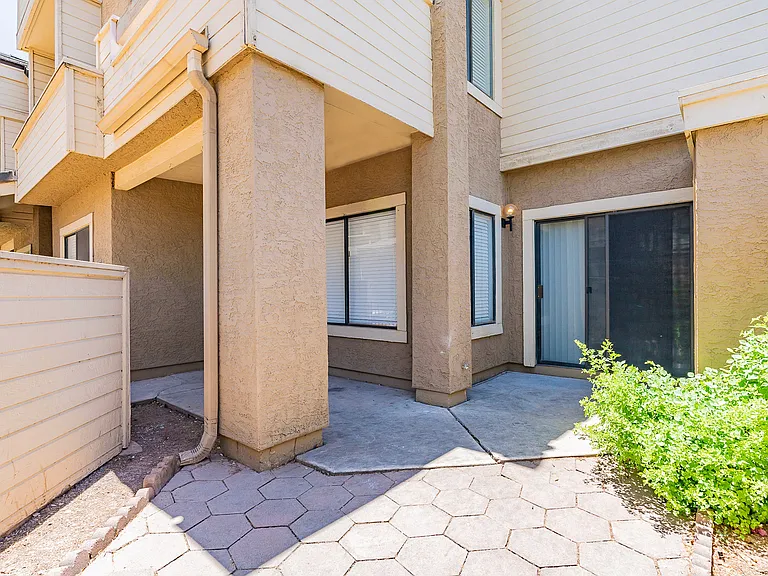 2035 S Elm St #109 — Photo 4
