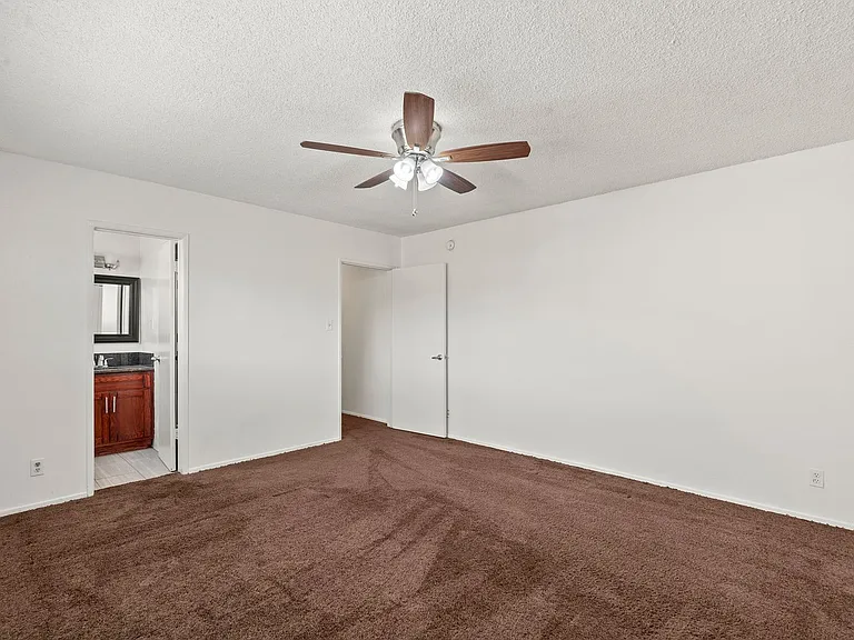 Spacious 2-Bedroom Apartment in Prime Location! One month free — Photo 14