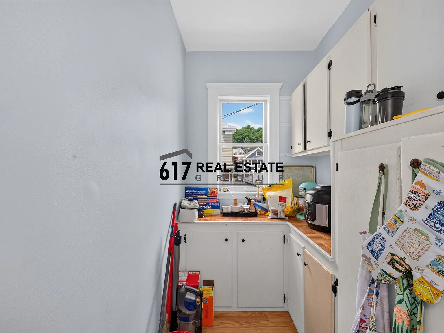 3 bed, 1.0 bath, 1300 sqft, $2,900 — Photo 3