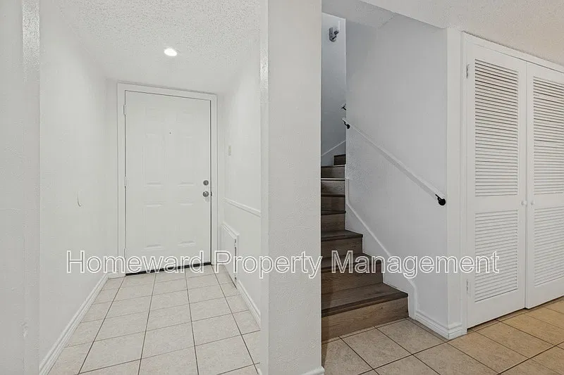 2 bed, 1.5 bath, 1237 sqft, $1,695 — Photo 2