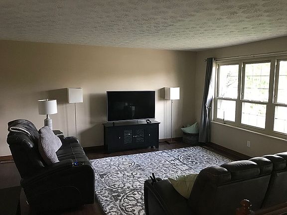 3rd image of 16 Oak Cir