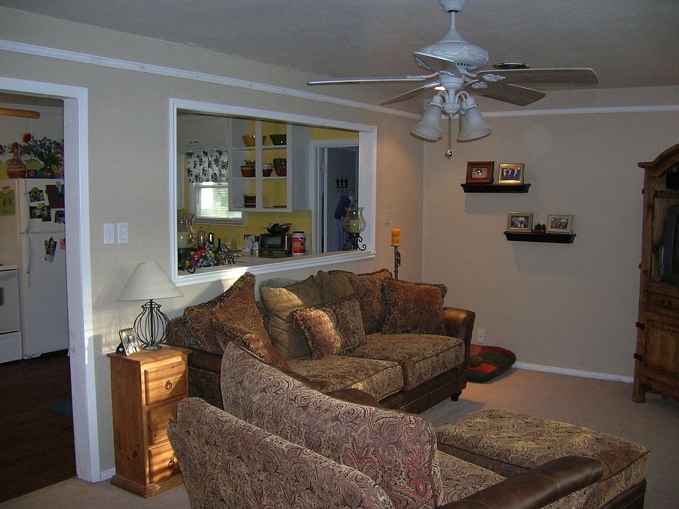 Living/Kitchen Area
