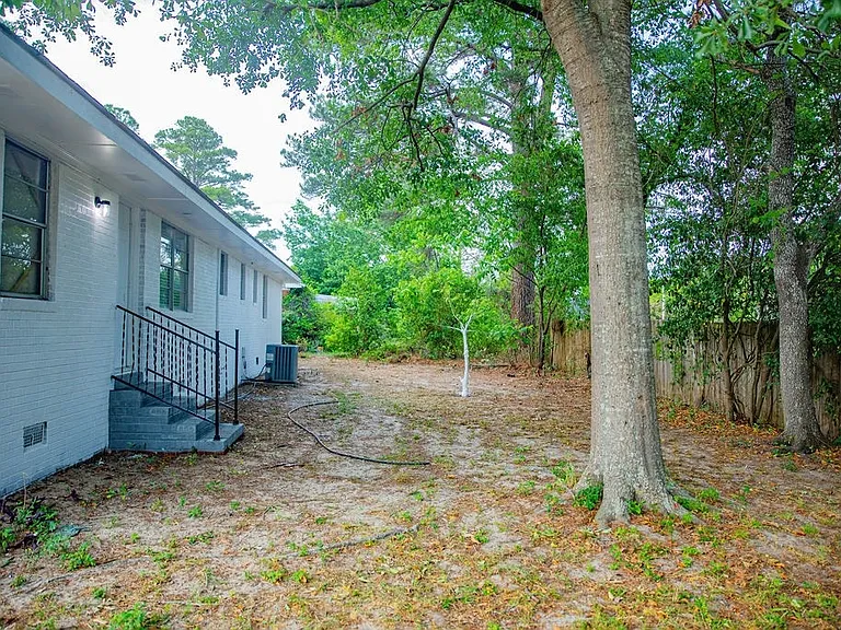 608 Holiday St — Photo 4
