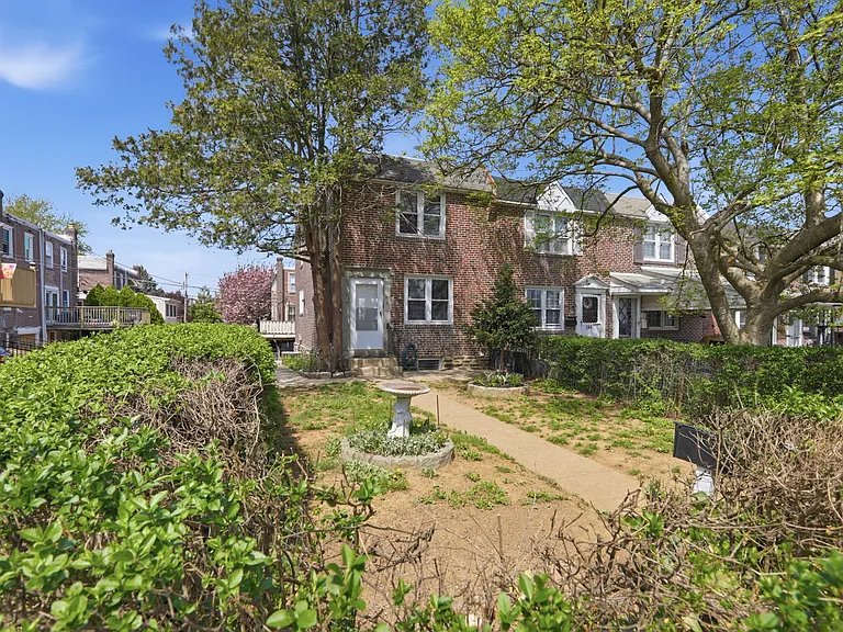 271 W Wyncliffe Ave — Photo 2