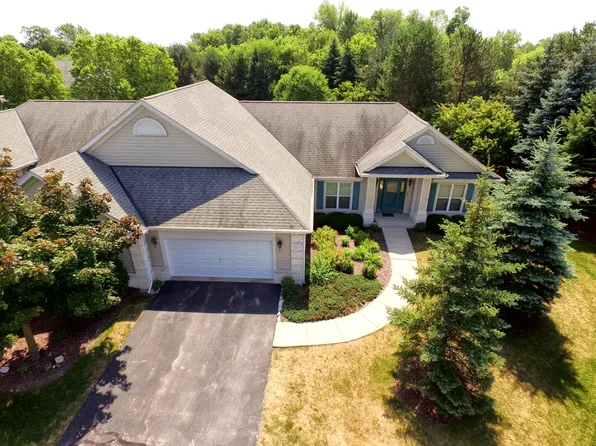 W233N3028 Oakmont Ct, Pewaukee, WI 53072