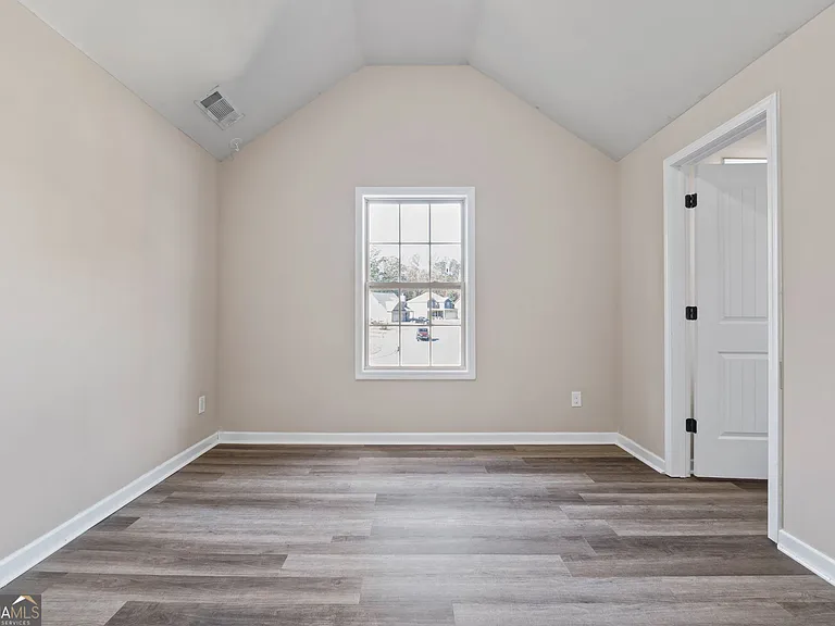 475 Louise Way — Photo 28
