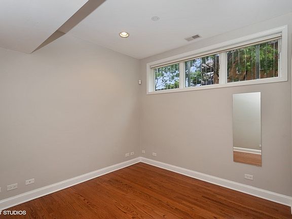 4th image of 1458 N Artesian Ave