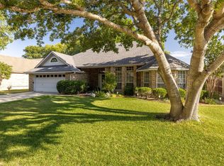 8232 Saddlebrook Dr, Benbrook, TX 76116