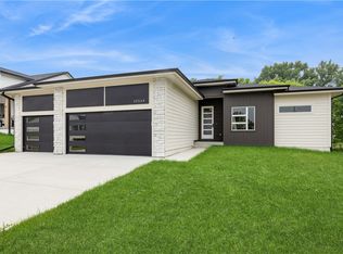 15524 Springbrook Trl, Urbandale, IA 50323