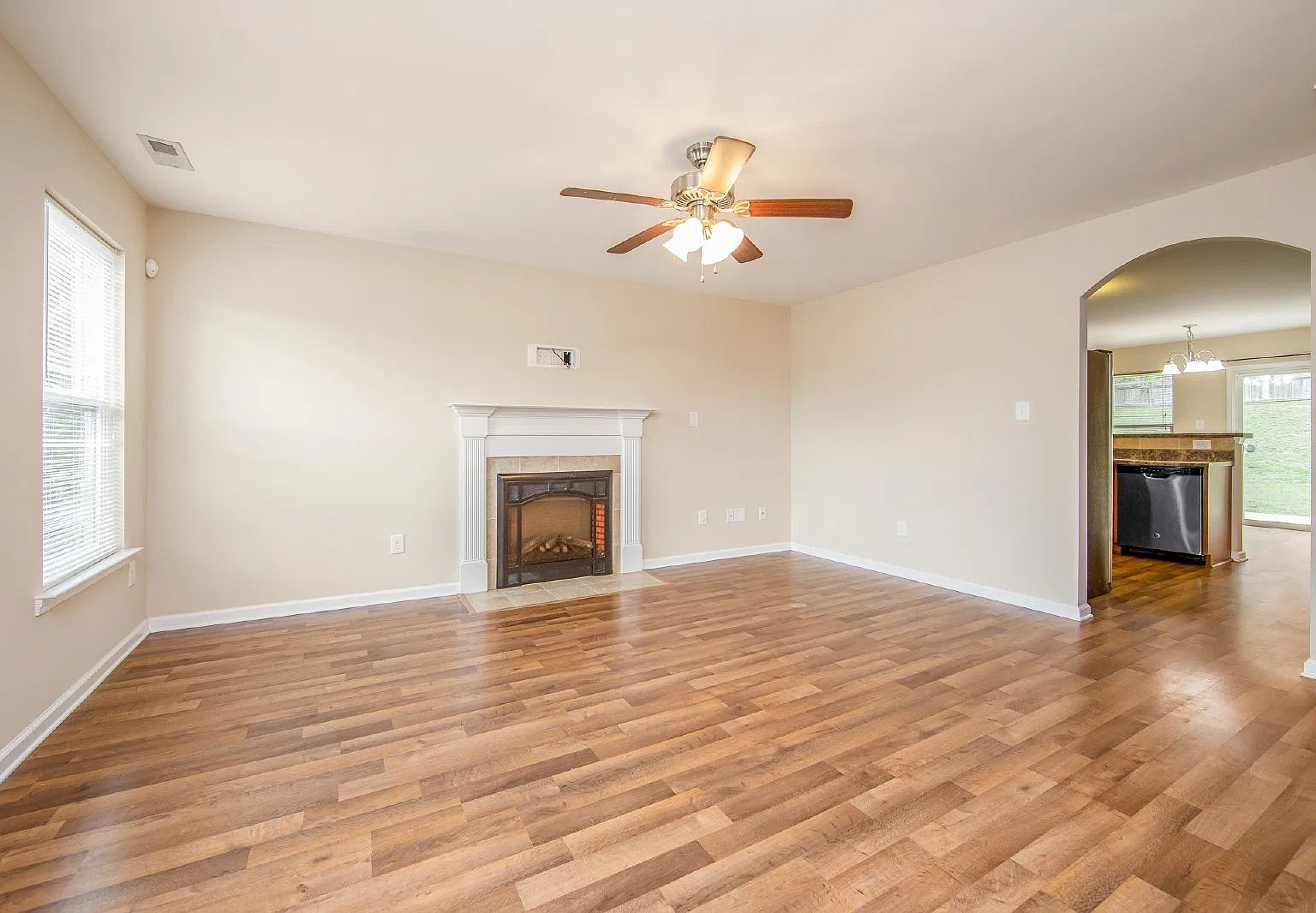 3 bed, 2.5 bath, 1444 sqft, $1,695 — Photo 4